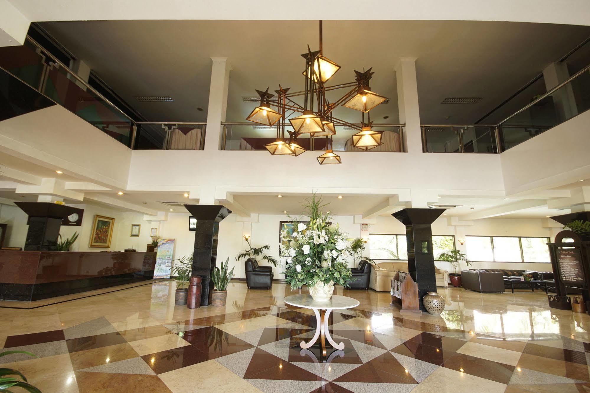 Bahari Inn Tegal Экстерьер фото
