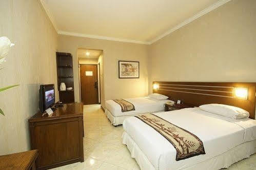Bahari Inn Tegal Экстерьер фото